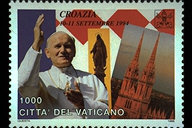 Viaggio in Croazia 10-11 settembre 1994. Sulla sinistra, Sua Santit Giovanni Paolo II in atto di saluto, a destra la Cattedrale di Zagabria, al centro la statua della Madonna, opera di A.D. Fernkorn, 1873, sita nel piazzale antistante la Cattedrale; sullo sfondo i colori della bandiera croata. In alto, le chiavi decussate sormontate dal triregno, i nomi dei paesi visitati, le date del viaggio; in basso, la scritta Citt del Vaticano ed il valore. Policromo.