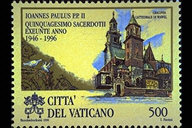 Cattedrale di Wawel - (12.10.1996) - Il francobollo riproduce la Cattedrale di Wawel a Cracovia, dove il giovane Wojtyla fu ordinato sacerdote. In alto a sinistra la scritta Ioannes Paulus P.P. II - Quinquagesimo Sacerdotii exeunte Anno 1946-1996; in basso, le chiavi decussate sormontate dal triregno, la scritta Citt del Vaticano ed il valore. Policromo.