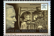 Viaggio in Slovacchia 30 giugno - 3 luglio. Sul valore, compare una visione "caleidoscopica" dell'insieme dei Paesi visitati, attraverso una rielaborazione grafica di elementi religiosi, architettonici, artistici e sociali. Su tutti i valori della serie, il profilo del Santo Padre, il cui sguardo si posa sul complesso dei luoghi oggetto dei viaggi. In alto, a destra, i nomi dei paesi visitati, le date del viaggio e le chiavi decussate sormontate dal triregno; in basso, la scritta Citt del Vaticano ed il valore. Policromo.