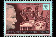 Viaggio negli Stati Uniti d'America 4 - 9 ottobre 1995, visita negli Stati Uniti d'America, ed in particolare alla sede dell'O.N.U. di New York, nel 50 Anniversario della Fondazione. Sul valore, compare una visione "caleidoscopica" dell'insieme dei Paesi visitati, attraverso una rielaborazione grafica di elementi religiosi, architettonici, artistici e sociali. Su tutti i valori della serie, il profilo del Santo Padre, il cui sguardo si posa sul complesso dei luoghi oggetto dei viaggi. In alto, a destra, i nomi dei paesi visitati, le date del viaggio e le chiavi decussate sormontate dal triregno; in basso, la scritta Citt del Vaticano ed il valore. Policromo.