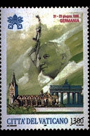 Viaggio in Germania 21 - 23 giugno 1996. Sullo sfondo, il Duomo di Paderborn dedicato alla Madonna ed ai SS. Liborio e Kilian e la Porta di Brandeburgo a Berlino: sono i simboli scelti per illustrare questo Paese. In alto, le chiavi decussate sormontate dal triregno, il nome della sede visitata e le date del viaggio; in basso, la scritta Citt del Vaticano ed il valore. Policromo.